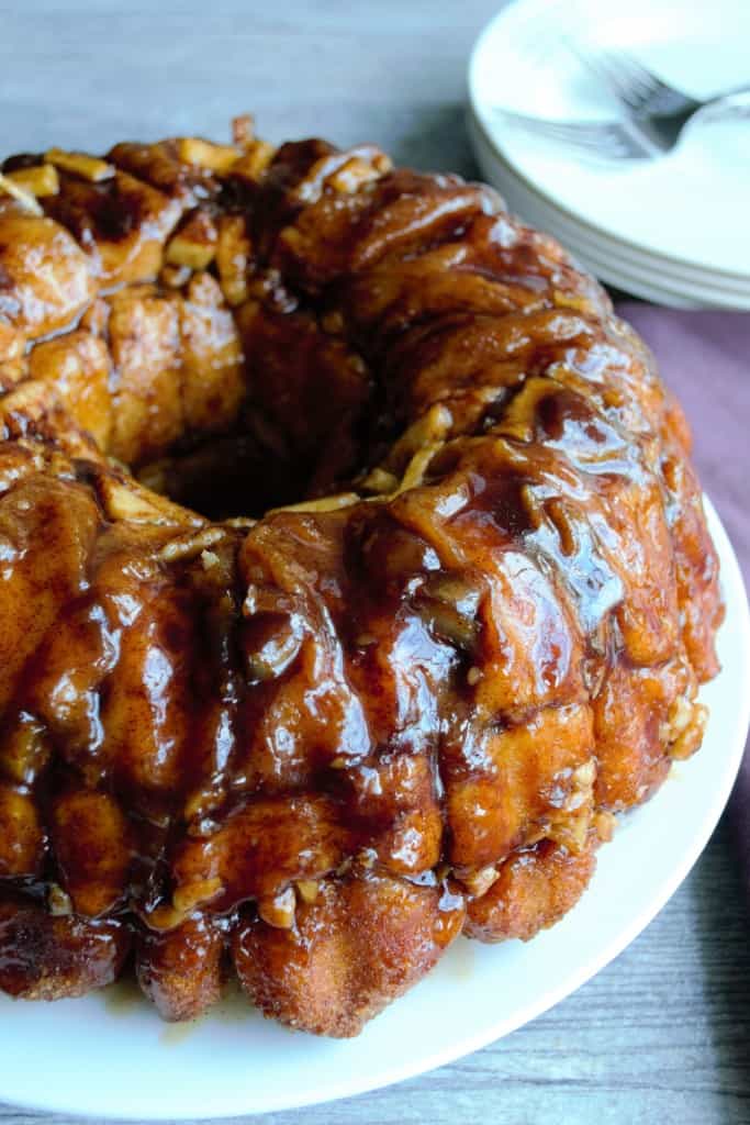 Apple Fritter Monkey Bread | This Apple Fritter Monkey Bread is tender, crunchy and gently layered with apples, walnuts and cinnamon. Perfection! | Pack Momma | https://www.awickedwhisk.com
