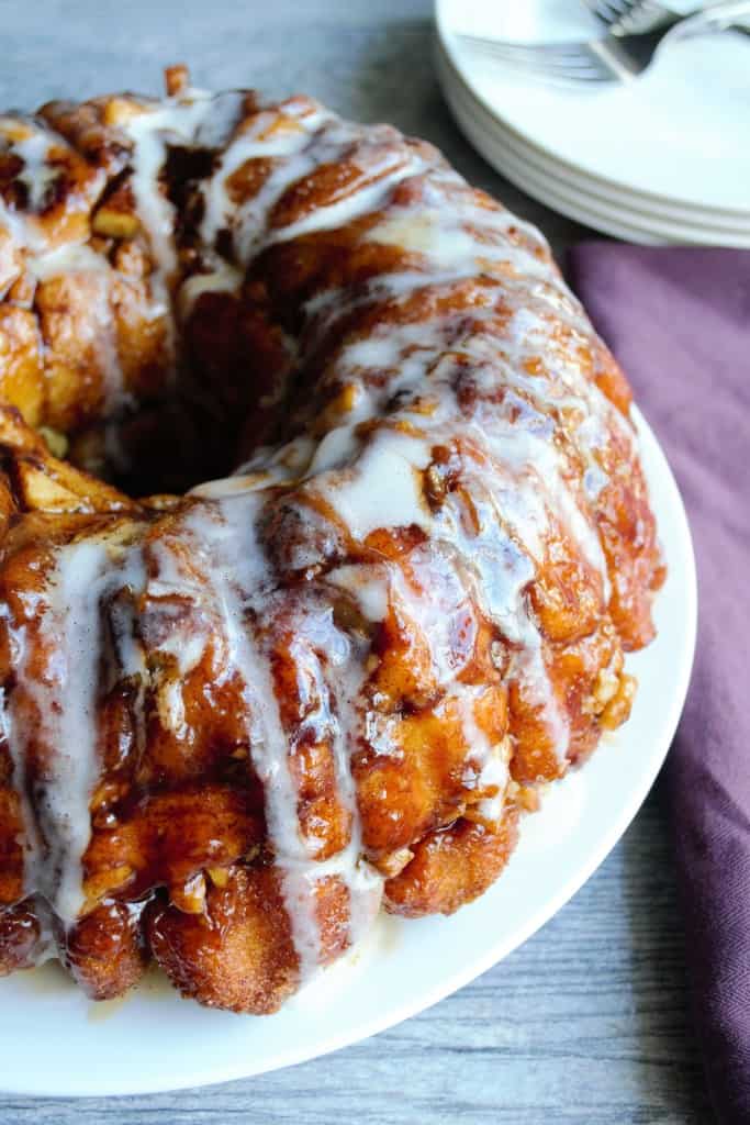 Apple Fritter Monkey Bread | This Apple Fritter Monkey Bread is tender, crunchy and gently layered with apples, walnuts and cinnamon. Perfection! | Pack Momma | https://www.awickedwhisk.com