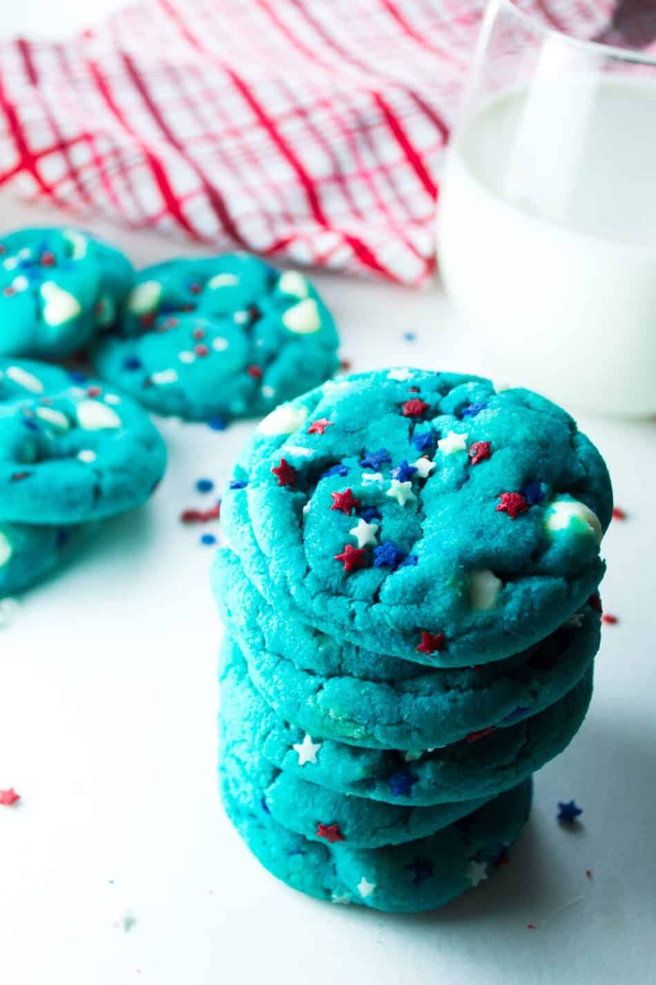 July 4th Patriotic Blue Cookies | Celebrate your red, white and blue with these festive (... and ADORABLE) July 4th Patriotic Blue Cookies! | Pack Momma | https://www.awickedwhisk.com