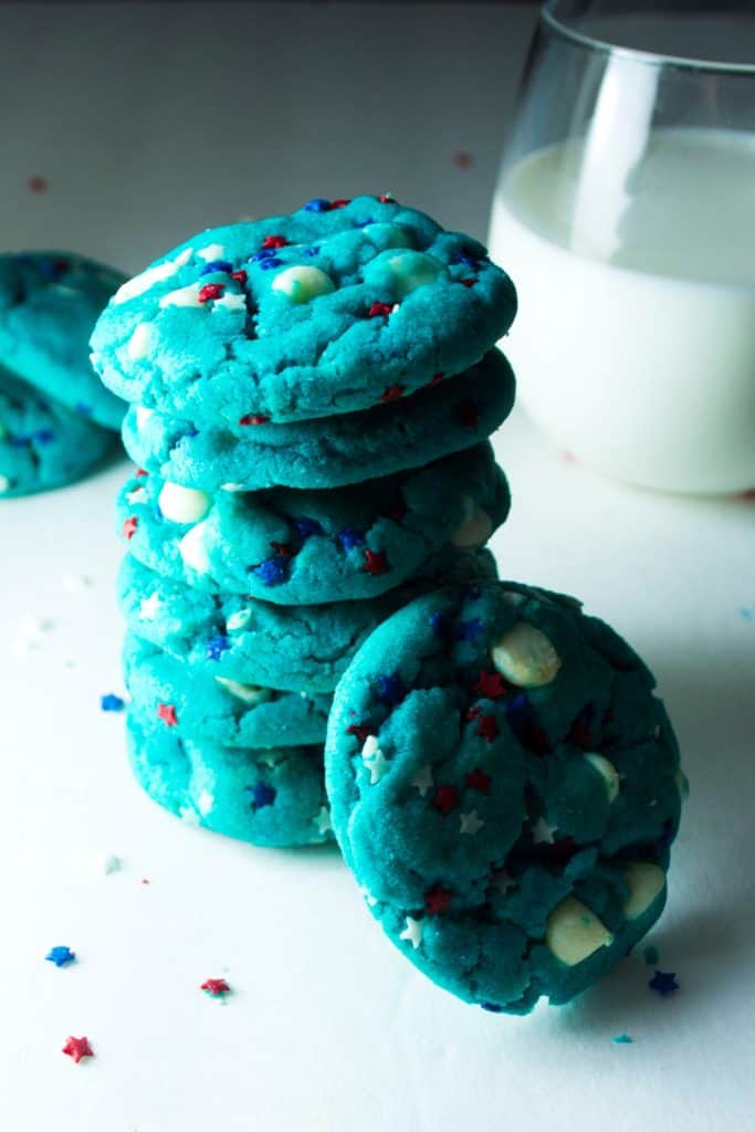 July 4th Patriotic Blue Cookies | Celebrate your red, white and blue with these festive (... and ADORABLE) July 4th Patriotic Blue Cookies! | Pack Momma | https://www.awickedwhisk.com