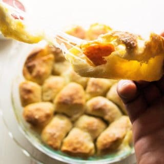 Pull Apart Pizza Rolls - These easy Pull Apart Pizza Rolls are the perfect Go-To to fulfill your pizza cravings. Fast, hot and delicious, they are ideal for snacking and sharing. | Pack Momma | https://www.awickedwhisk.com