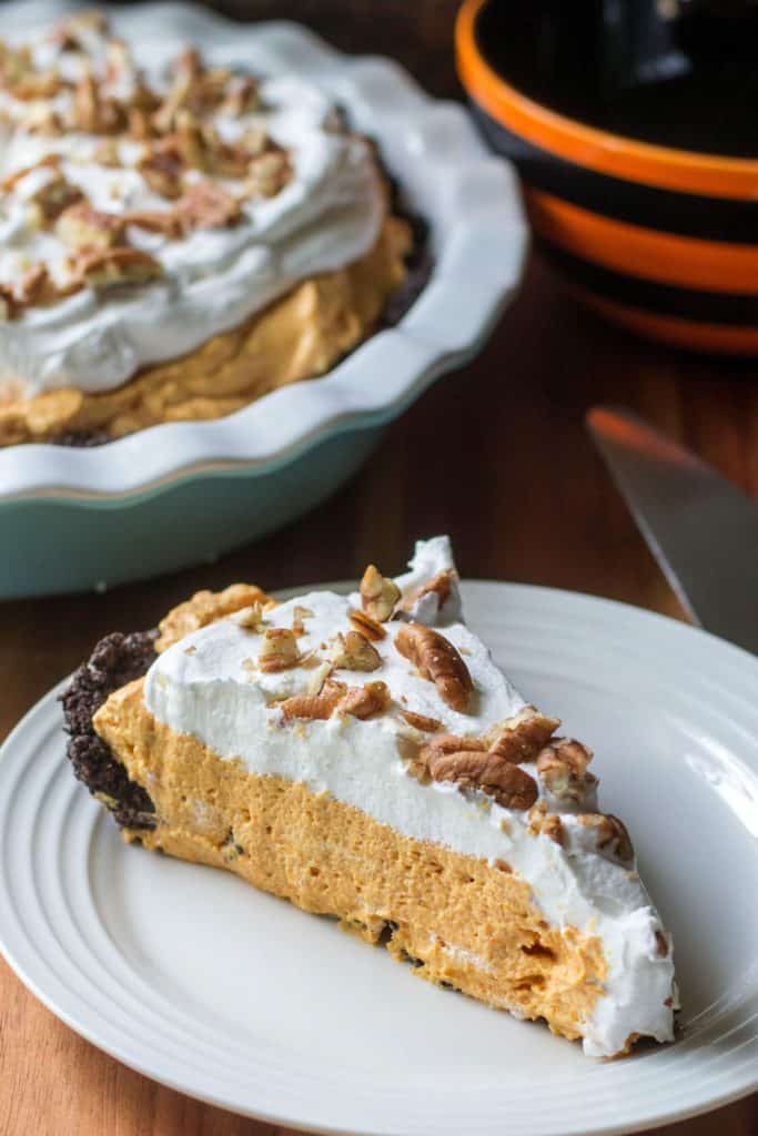 No Bake Pumpkin Chesesecake Pie is an easy creamy no bake pumpkin dessert that is ready in just two hours. Easy to make, this No Bake Pumpkin Chesesecake Pie is the perfect easy pumpkin dessert for last minute invites and potluck parties!