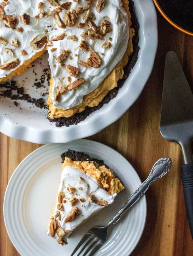 No Bake Pumpkin Cheesecake Pie is an easy creamy no bake pumpkin dessert that is ready in just two hours. Easy to make, this No Bake Pumpkin Chesesecake Pie is the perfect easy pumpkin dessert for last minute invites and potluck parties!