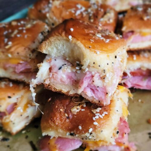 These Easy Ham and Cheese Hawaiian Sliders are a fast, customizable leftover ham recipe using sweet Hawaiian rolls, melty cheese, and buttery Everything Bagel topping perfect for game day get-togethers, parties or just a random Tuesday afternoon on the couch.