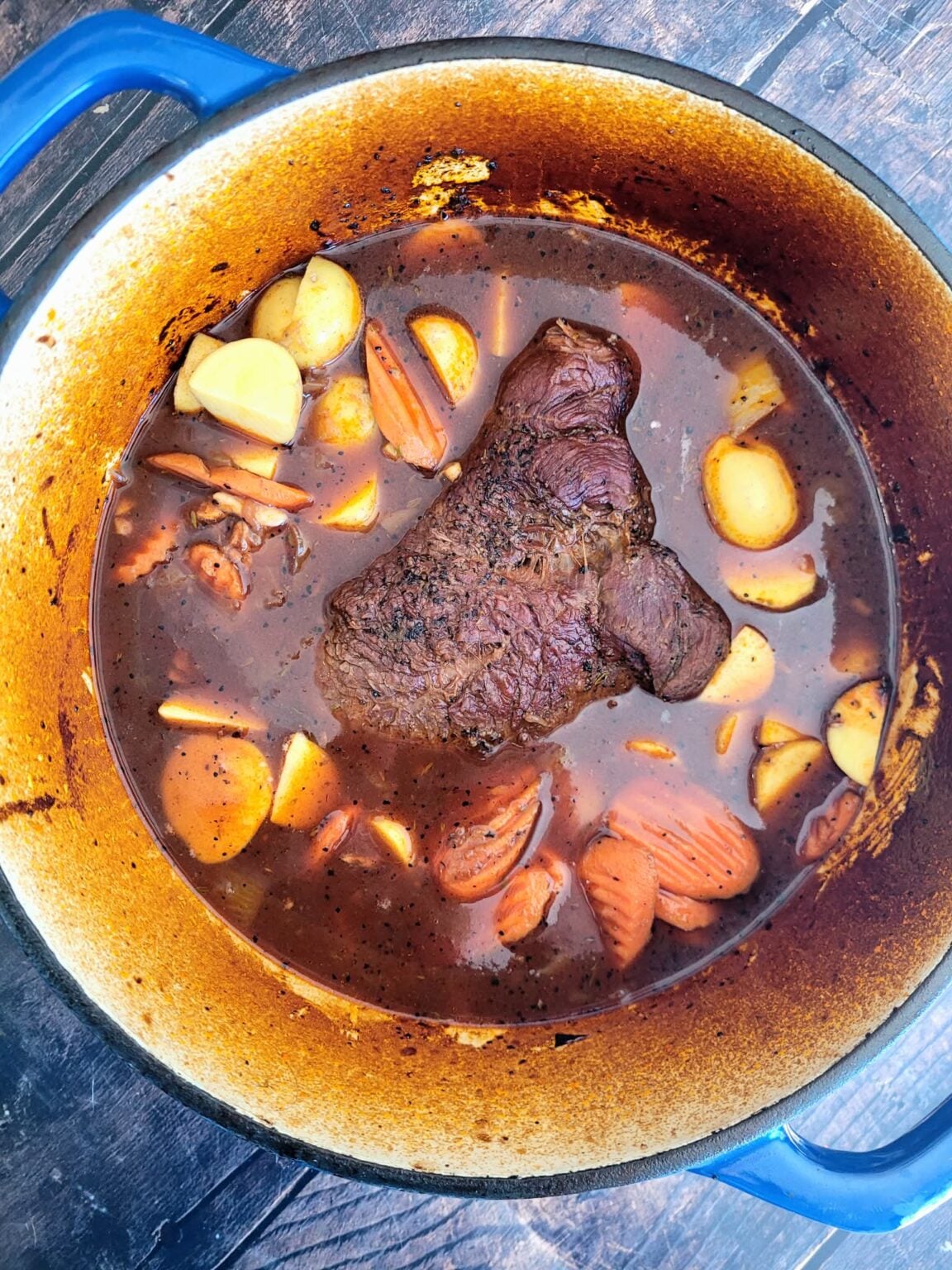 Dutch Oven Chuck Roast with Potatoes and Carrots (Easy Pot Roast Recipe ...