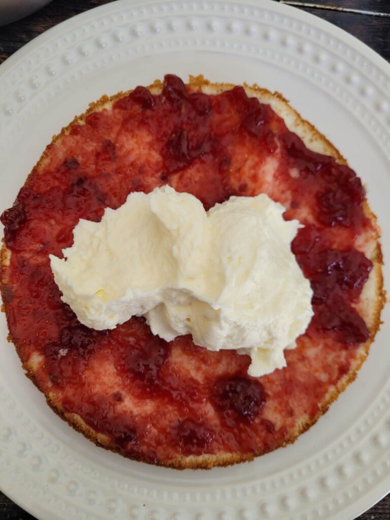 adding frosting to chantilly layer