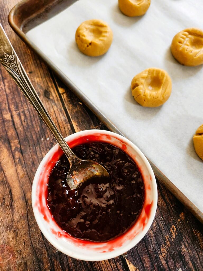 adding jelly to the cookies