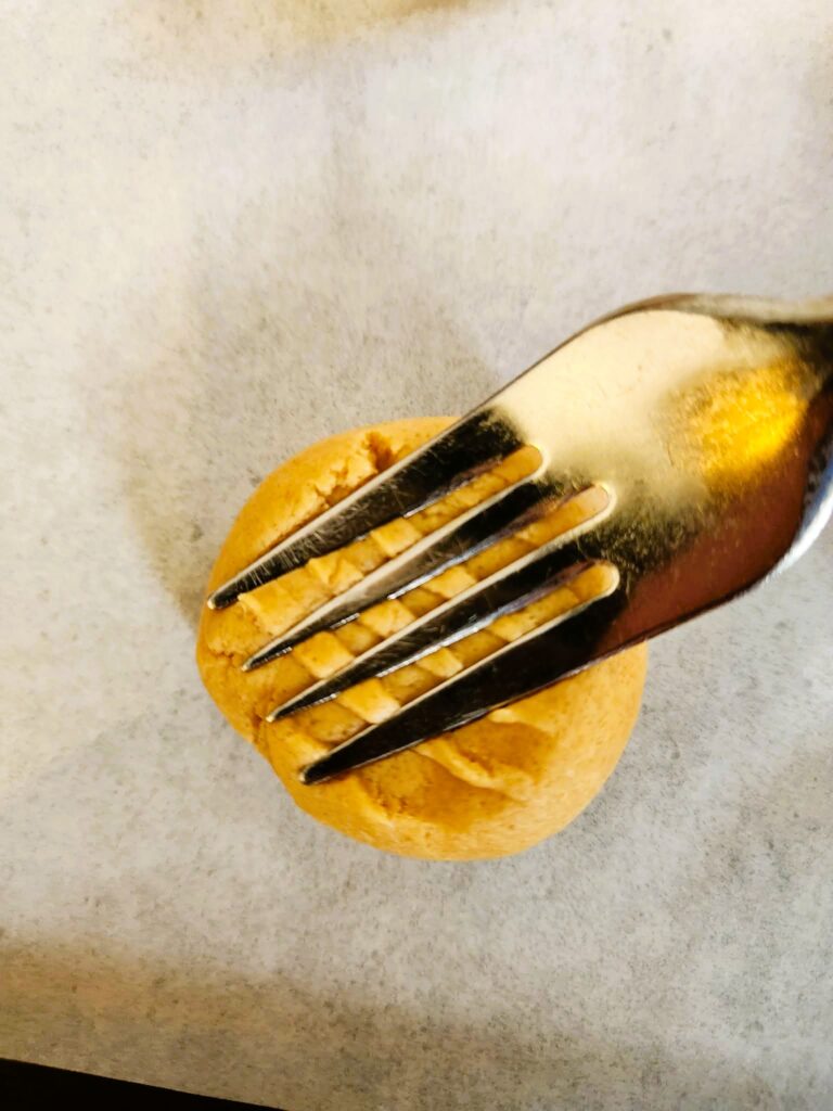 adding criss cross pattern to peanut butter cookies